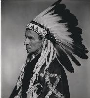 Lord Tweedsmuir est nommé chef honoraire des Indiens du Sang (aujourd’hui appelés les Kainahs), lors de sa visite en Alberta (septembre 1936).  Date : 1937. Photographe : Yousuf Karsh. Référence : Bibliothèque et Archives Canada, e010751819.   